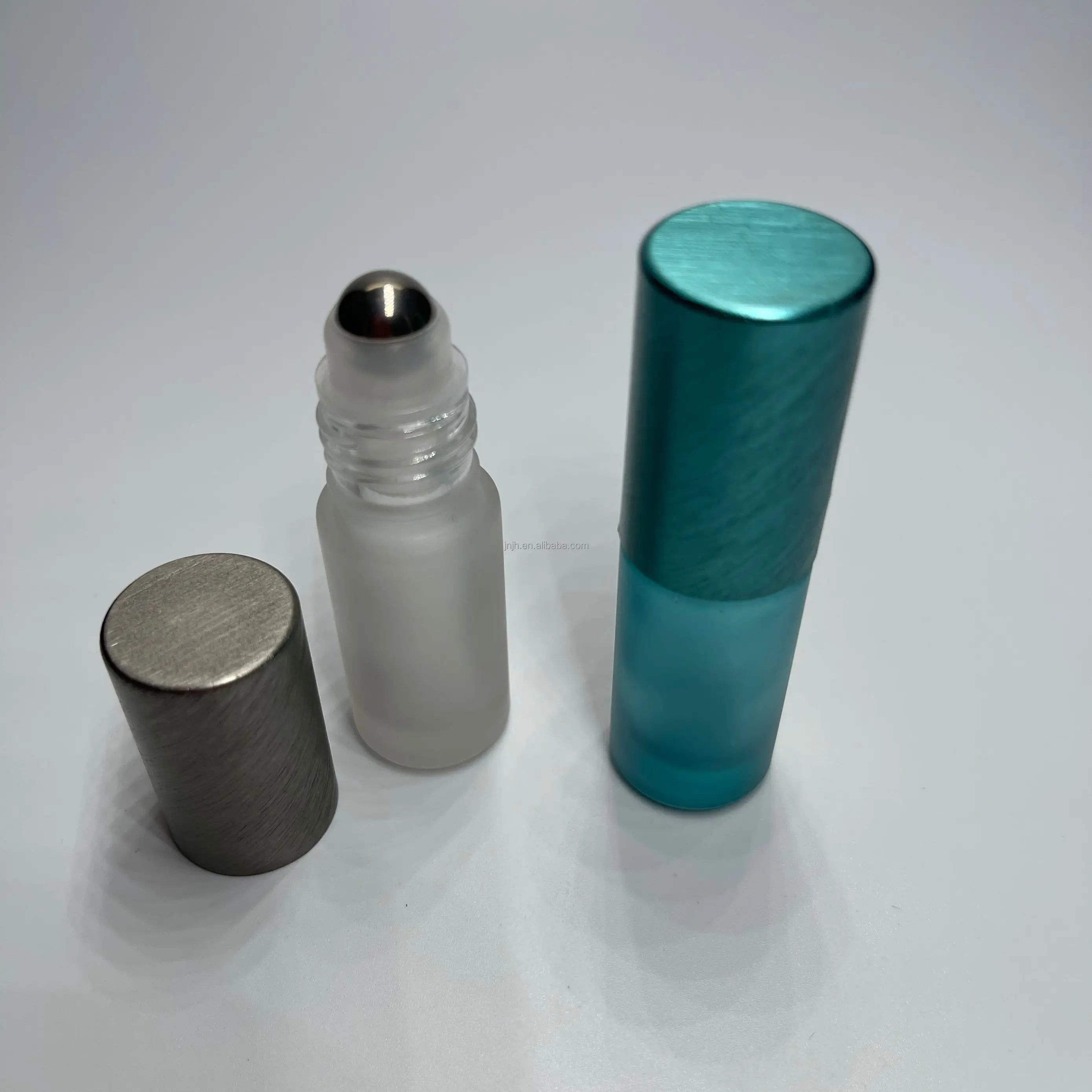 China Manufacturer's Roller Ball Glass Roll-On Bottle 3ml-10ml Sizes with Screw Cap Carton Packed