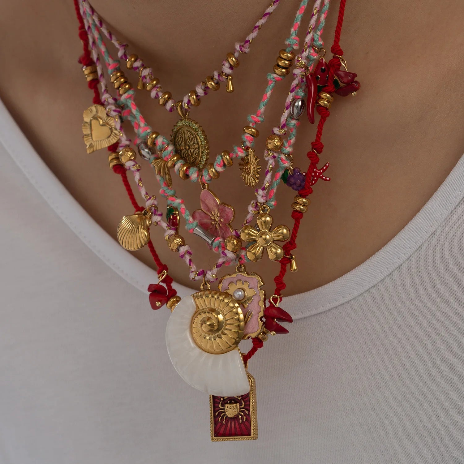 2025 Fashion Handmade Woven Cotton Rope Necklace Stainless Steel Charm Conch Shell Flower Pendant Necklace Jewelry