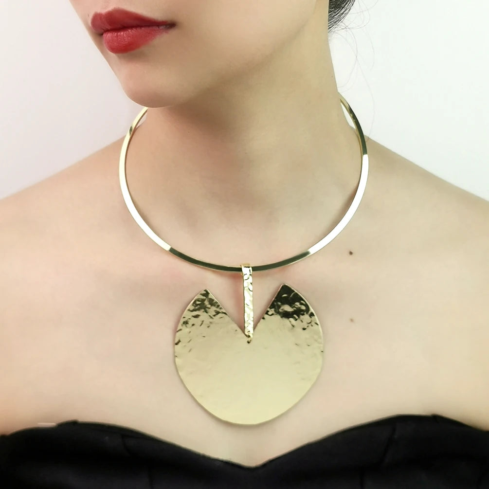 Unique Design Fashion Greedy Bean Shaped Pendant Necklace Statement Alloy Torques Choker Necklaces for Women Collars Accessories