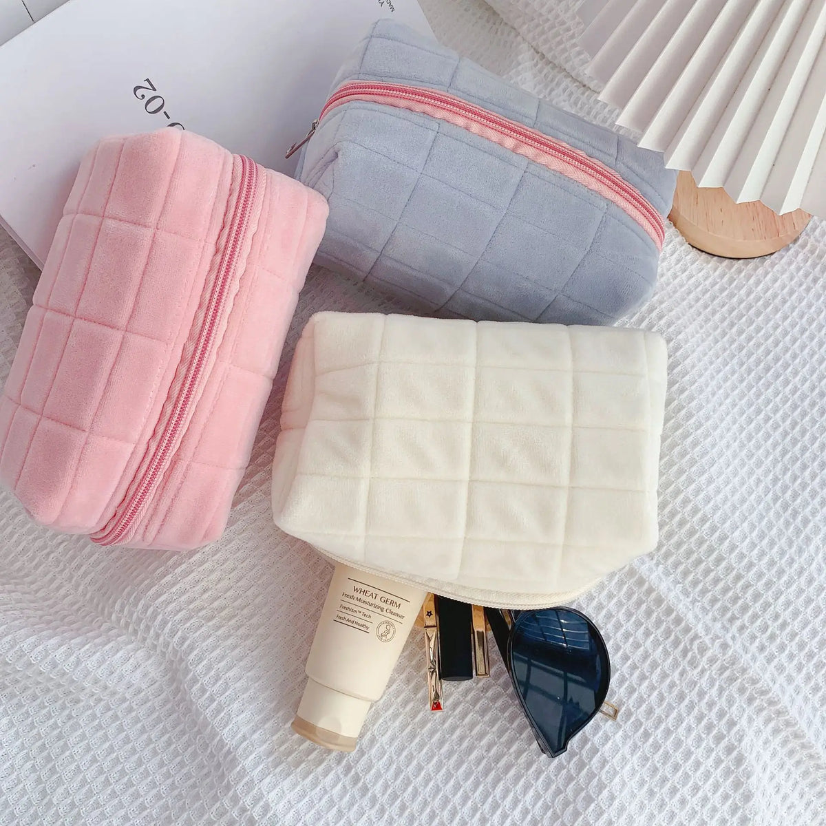 Custom Make up Bag Fashion Luxury Beauty Embroidery Logo Zipper Travel Makeup Pouch Soft Velvet Cosmetic Bag With Private Label