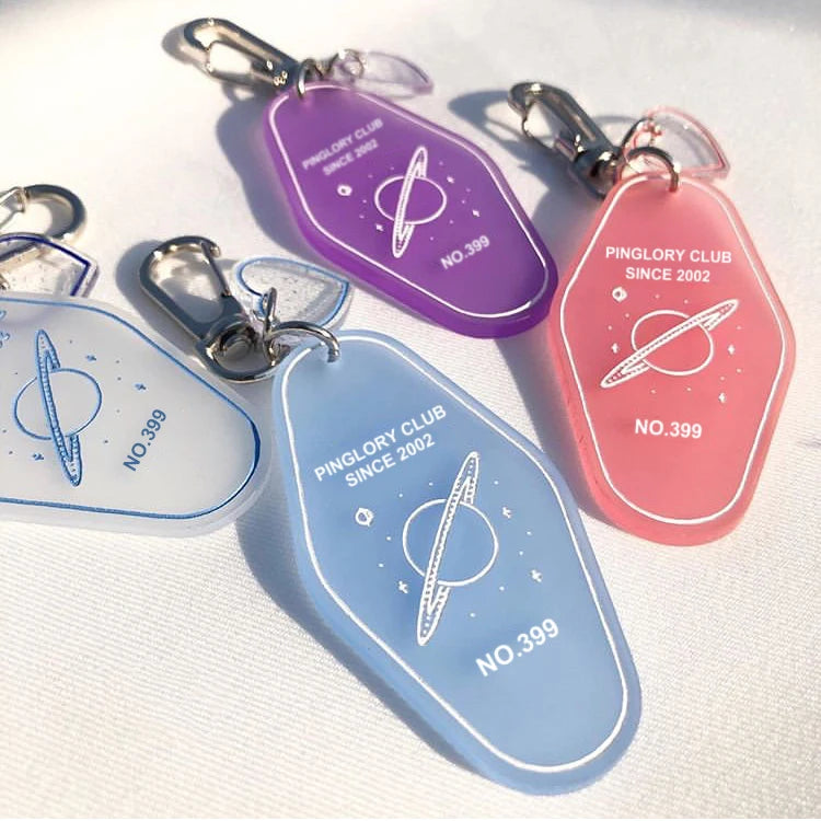 Cute Acrylic Keychain Charm UV Printing Hotel Keychain Custom Logo Engraving Enamel Motel Keychain Plastic Key Chain