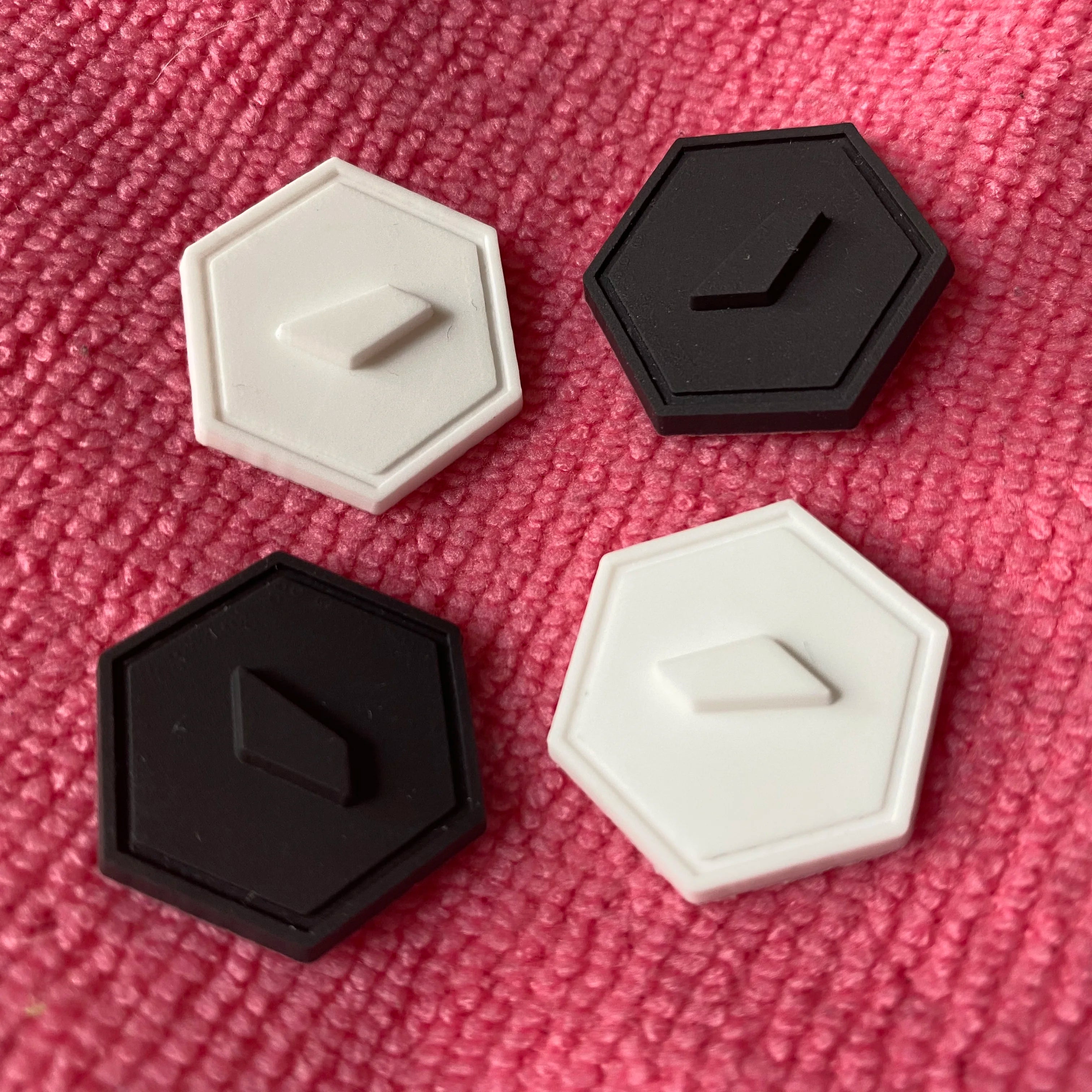 Single Color Embossed PVC Rubber Labelsewn on Hexagon Shape Rubber Clothing Tag for Uniform