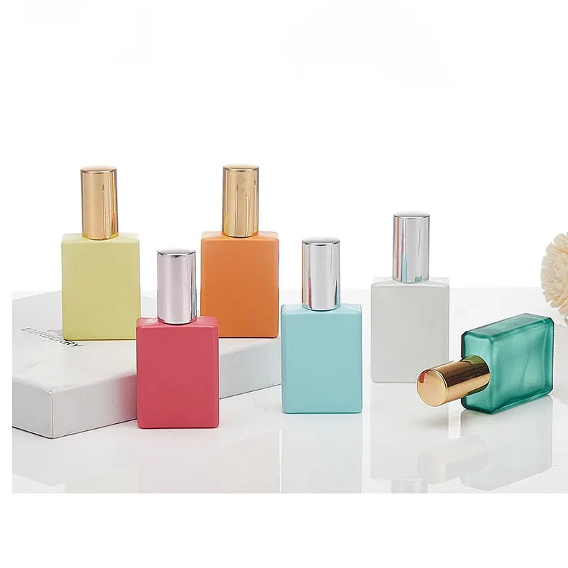Bulk Colorful Portable 15ml Flat Refillable Empty Glass Fine Mist Spray Bottle with Aluminum Spray