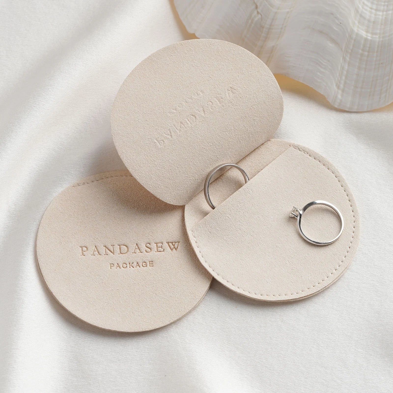 PandaSew Custom Logo New Design Luxury Microfiber Package Bag for Rings Earrings Necklace Round Gift Jewelry Pouch