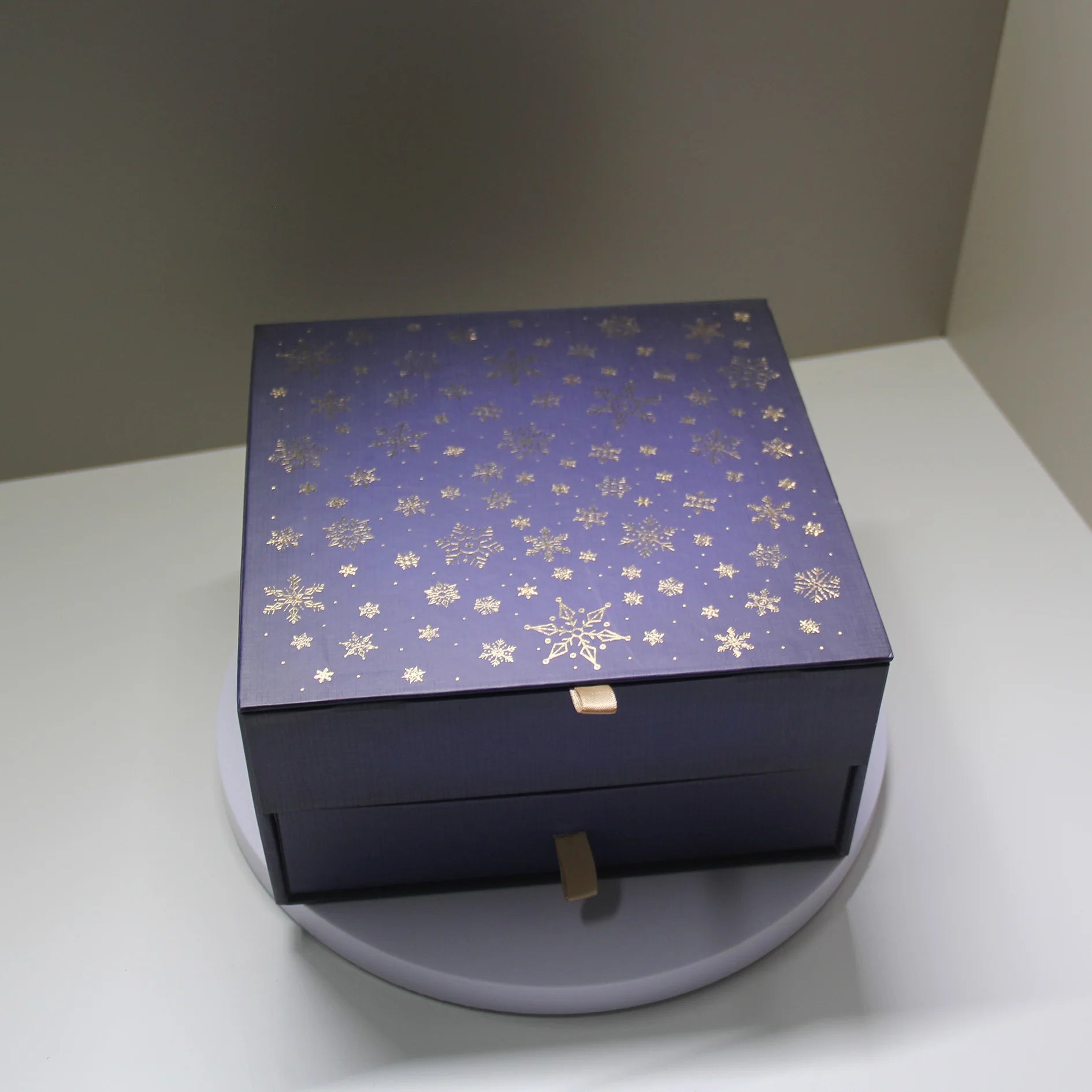 Luxury Cosmetics Drawer Paper Gift Boxes Magnetic Closure Customizable Size Color 4C Offset Sponge Embossing Matt Lamination