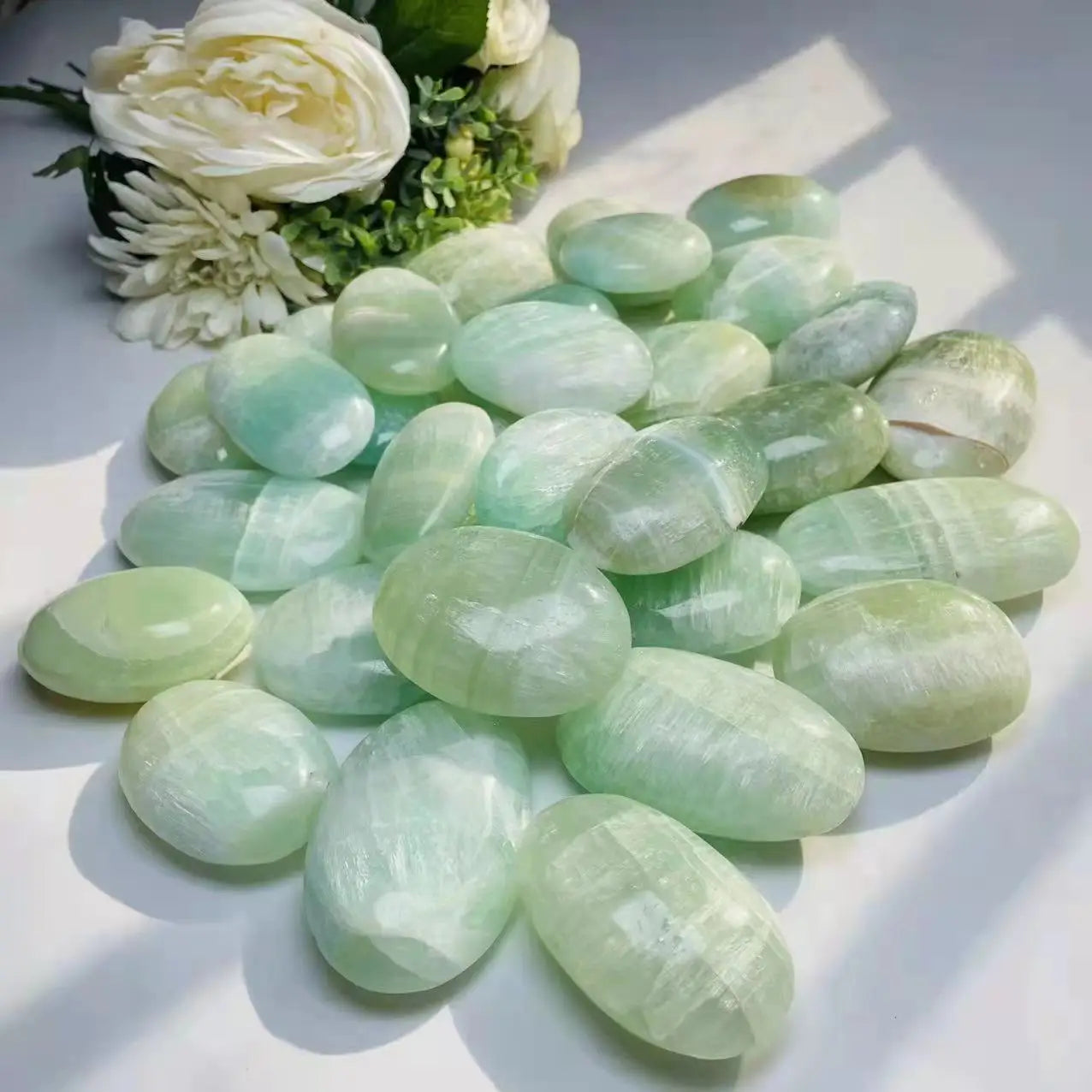 Wholesale Natural Crystals Healing Gemstones Polished Caribbean Calcite Crystal Palm Stone for Sale