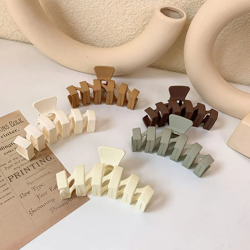 New Sweet Plastic Hair Claw Clips Women Cartoon Geometric Irregular Shape Hollow Fashion Hair Accessories