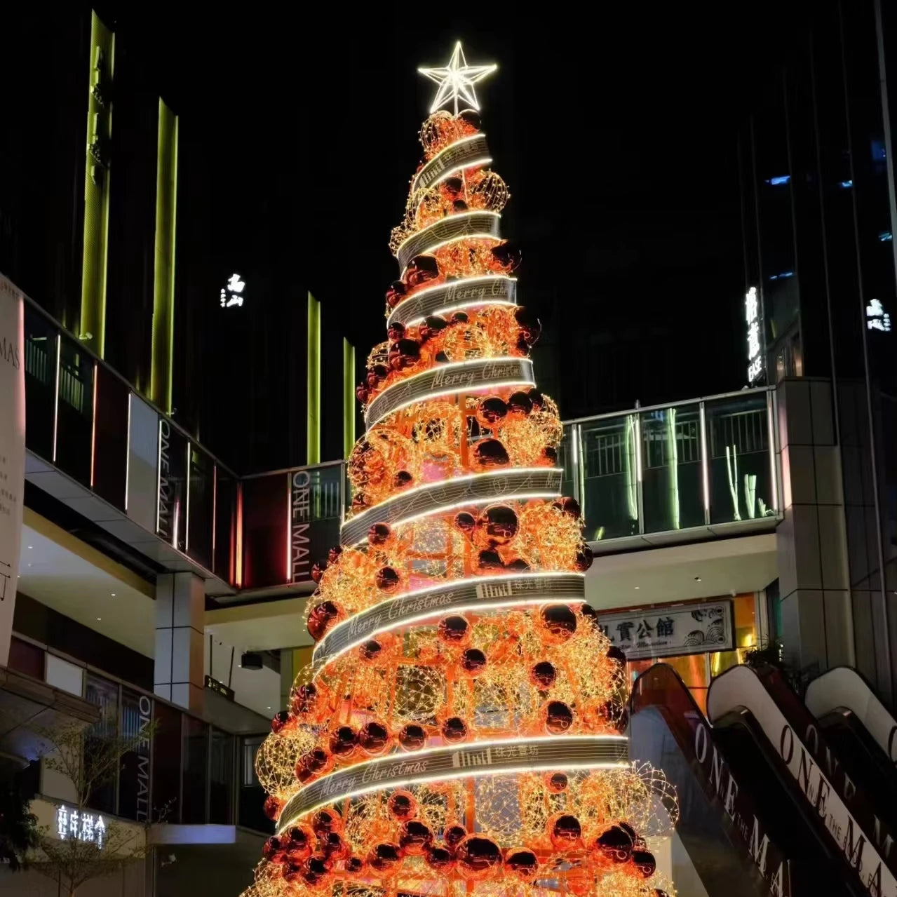 7.5-foot Fully Simulated Pine Needle Christmas Tree Brilliant Light Set with 1000 LED Lights and Cedar Fragrance Hexagon Shape