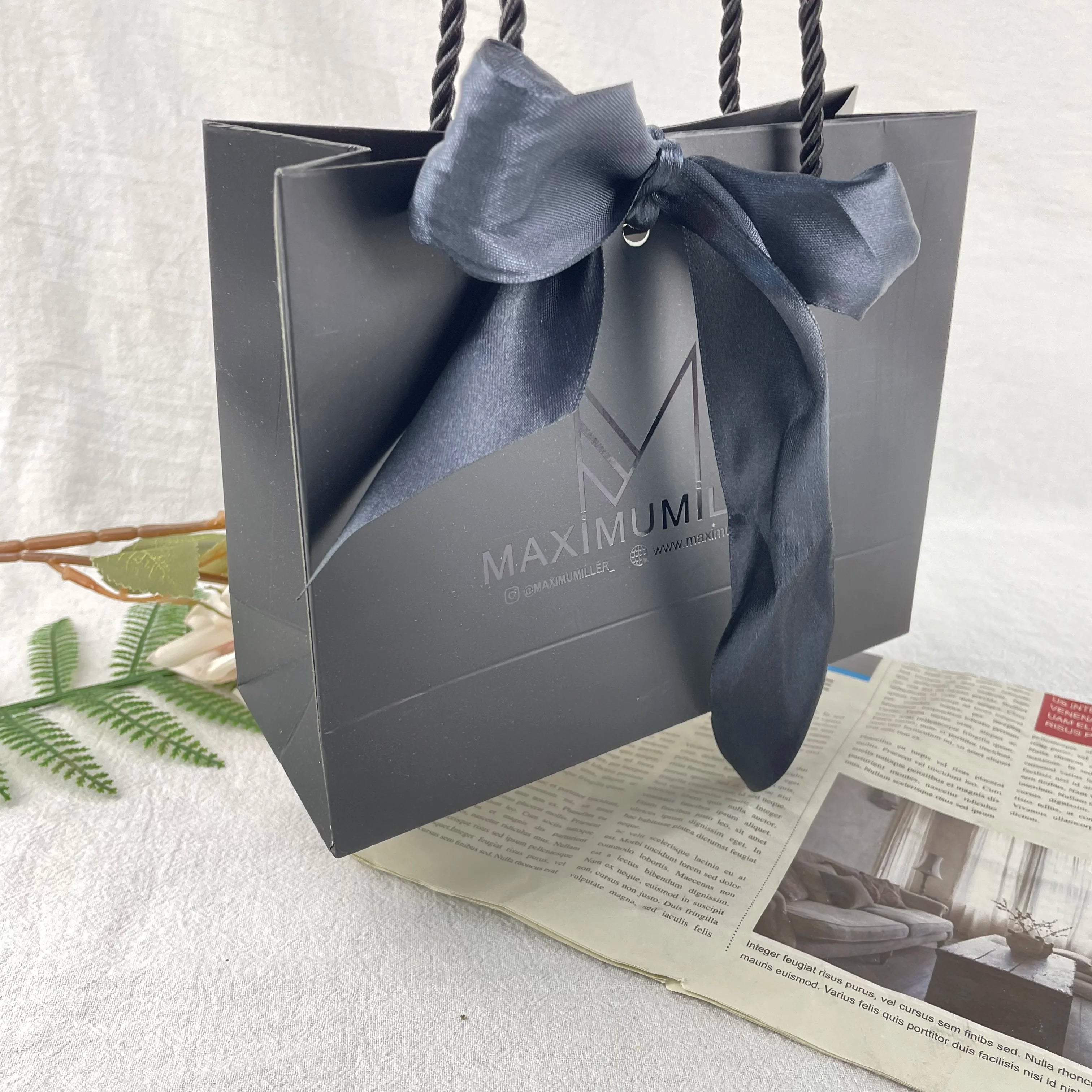 Exquisite Wholesale White Black Paper Shopping Goodie Bags Custom White Paper Gift Bags With Handles