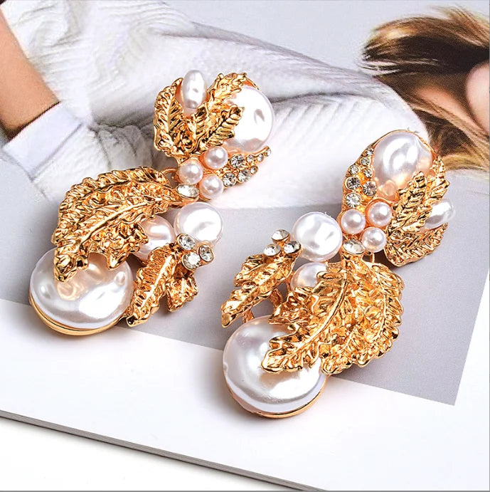 Wholesale New Hanging Pearl Flower-Shaped Drop Earrings Studded With Crystals Gold Pendant Jewelry Accessories for Women
