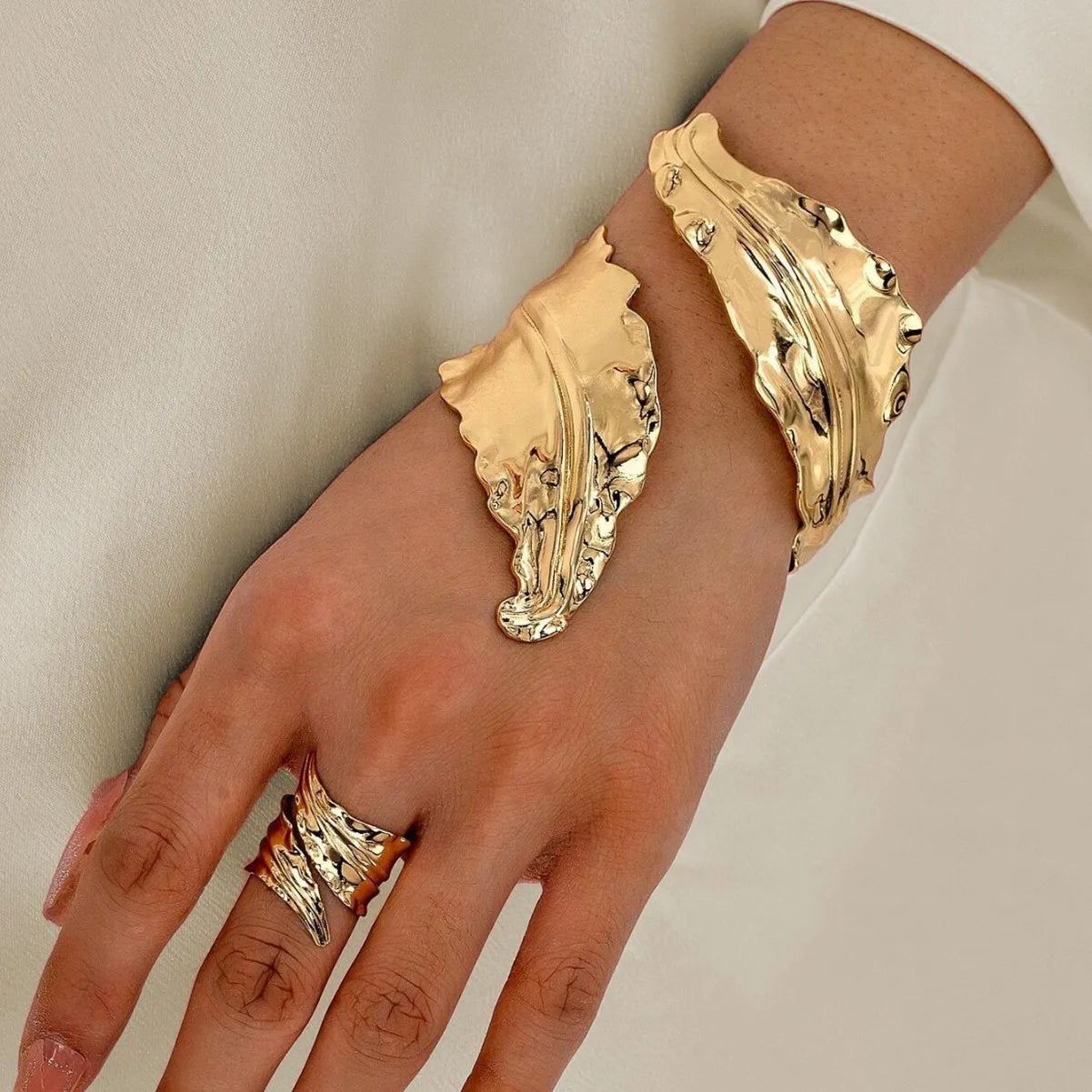 2025 Retro Exaggerrated Chunky Leaf Bangle Fashion Gold Plated Spiral Bangles for Women