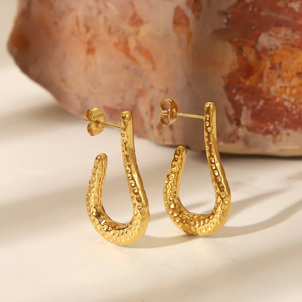 Wholesales New Trends 18k Gold Plated Stainless Steel U-Shaped Hammered Jewelry Earrings for Women