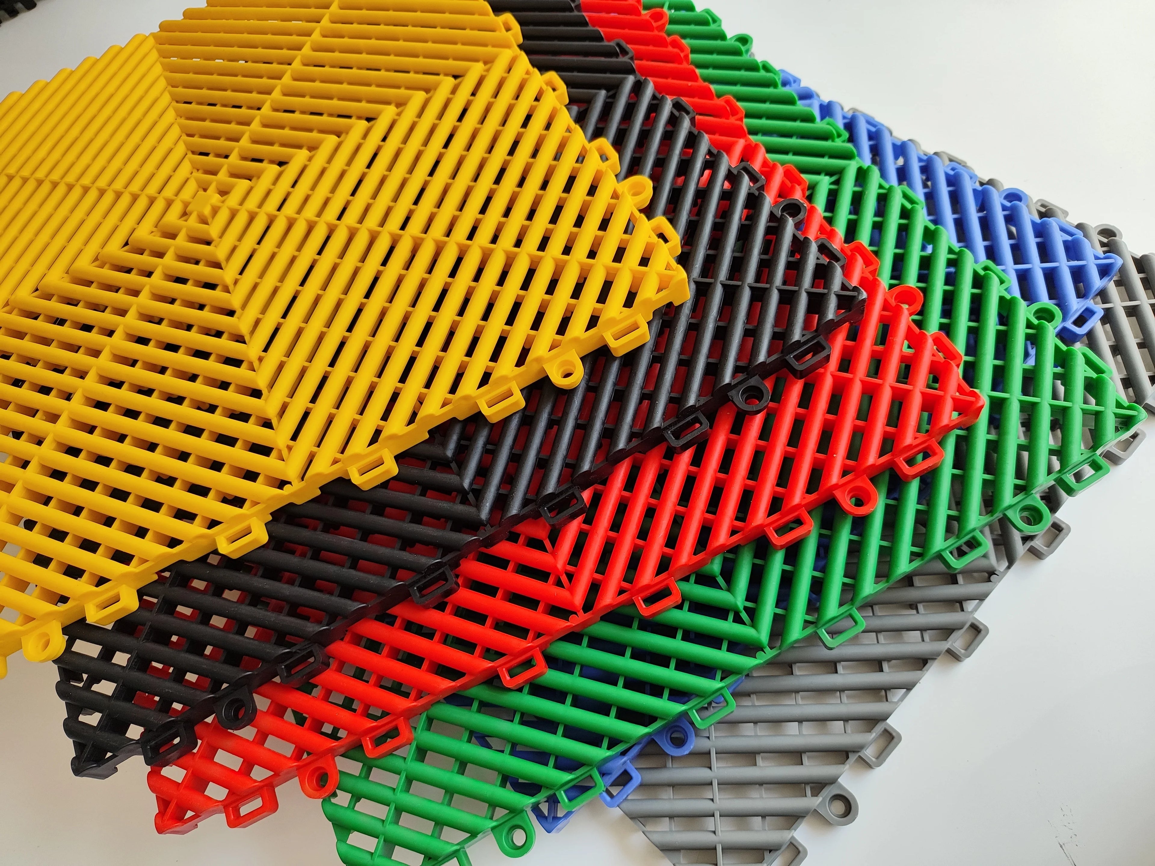 Modern Anti-Slip Modular Exhibition Garage Flooring Tiles Interlocking PVC and PP for Indoor/Outdoor Workshops Car Washes