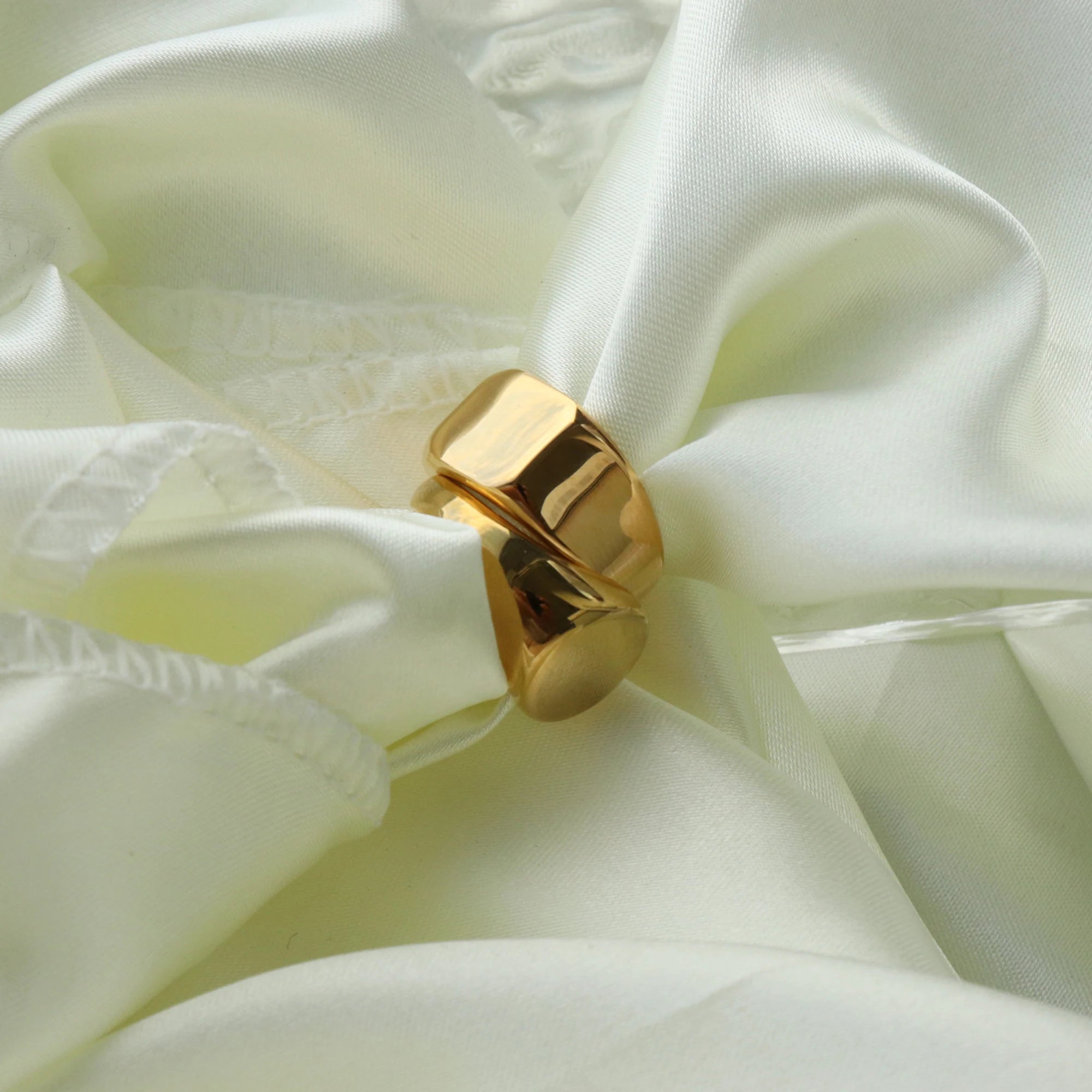 Chris April in Stock 316L Stainless Steel Minimalist PVD Gold Plated square Glossy Signet Ring for Women