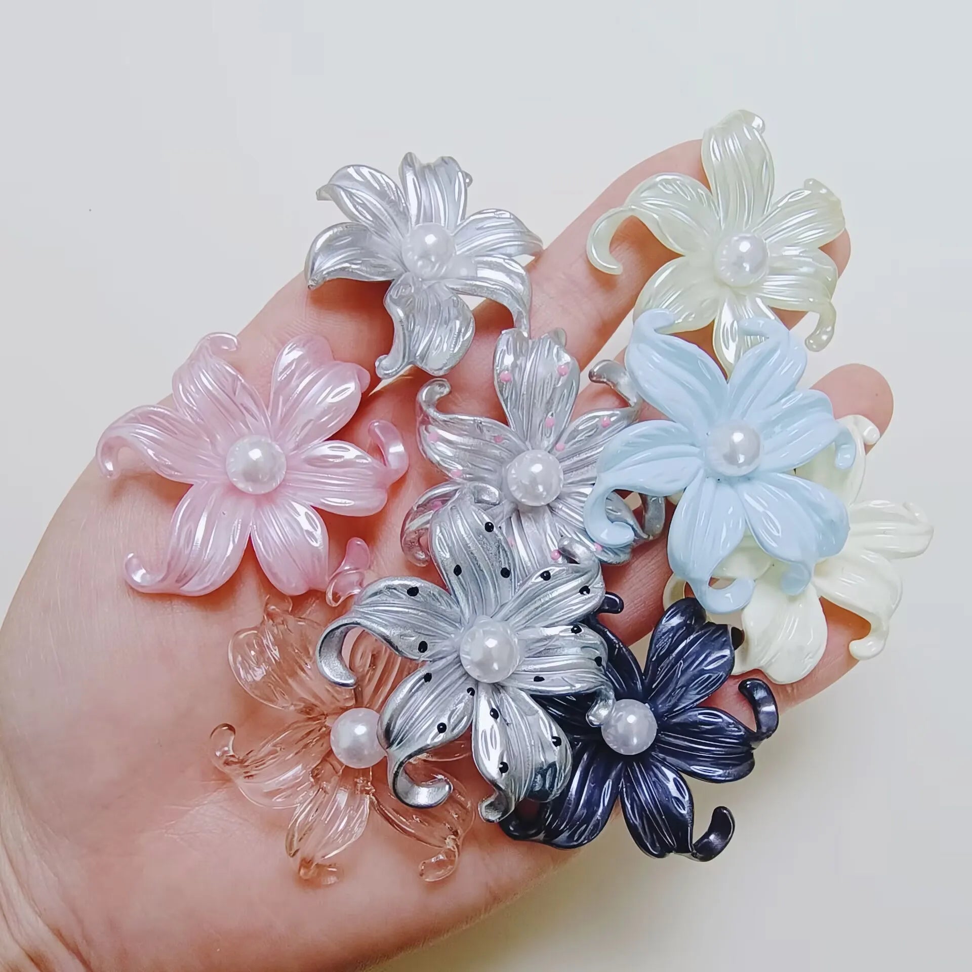 100Pcs/Bag OEM Resin Lily Flower Cabochons Beautiful White Black Pearl Center Floral Beads Hair Accessories DIY Slime Toys