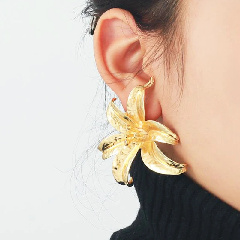 2025 New Arrival Summer Retro Metal Flower Earrings Women Big  Fashion Charm 3D Floral Dangle Gold Plated Earrings