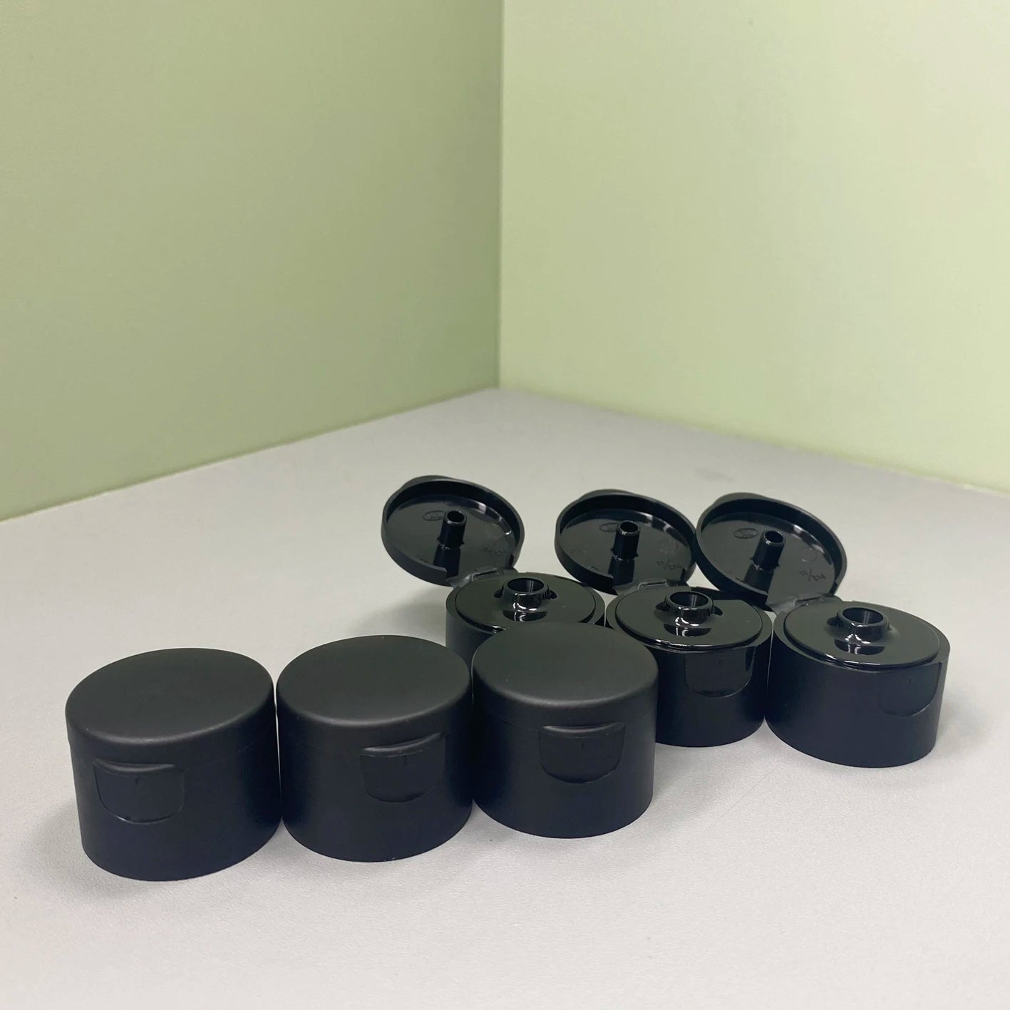28/410 Matte Surface Pp Plastic Flip Top Cap Custom Color 28mm Snap Top Screw Lid for Cosmetic Bottles Bottle Free Sample