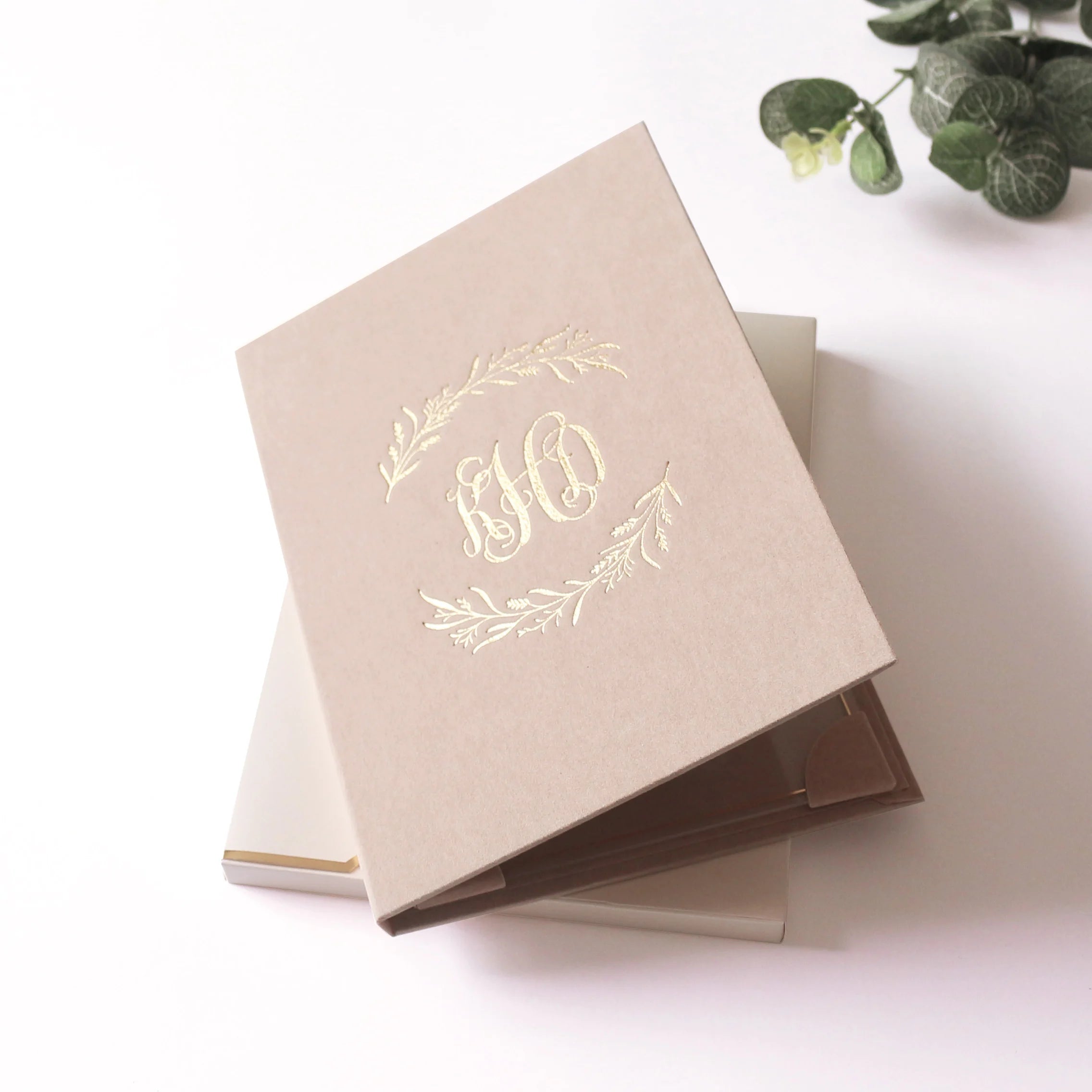 2026 Newest Design Gold Foil Clear Acrylic Invitations Supplies Luxury Style Folio Velvet Wedding Invitation Card With Envelope