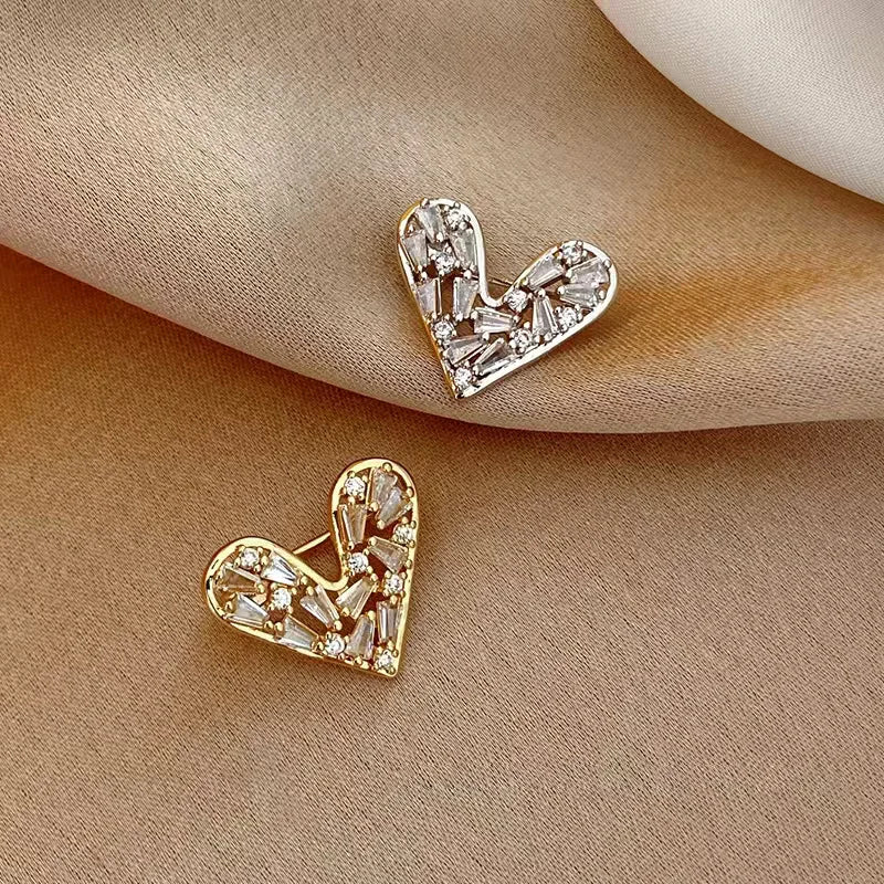 Exquisite Small Size Rhinestone Heart Brooches Pins for Women Lady Elegant Crystal Design Suit Clothing Accessories Gift