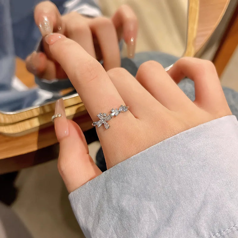 Luxury Platinum Plated Wedding Ring for Women Zircon Wedding Engagement Finger Ring Vintage Personality Flower Ring
