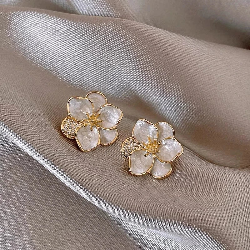 Women's Elegant Minimalist 5-Petal Flower Stud Earrings Like Center 4-Prong Setting Plating Durable Daily Wear N2109205