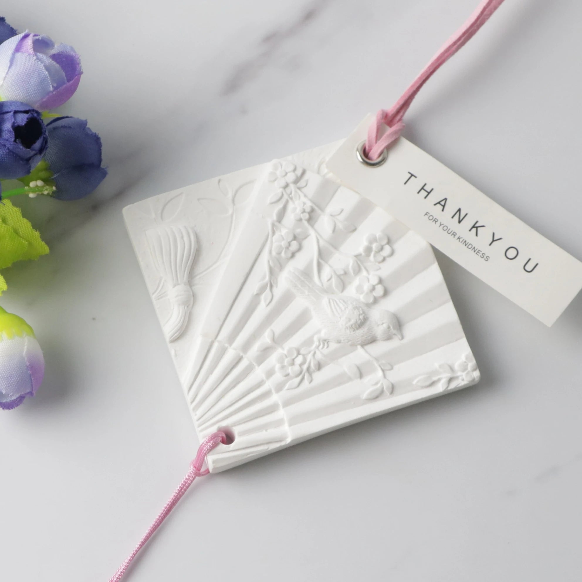 FinRu Factory Wholesale Wardrobe Air Freshener Hanging Scented Ceramic Aroma Plaster Porcelain Flower Essential Oil Diffuser