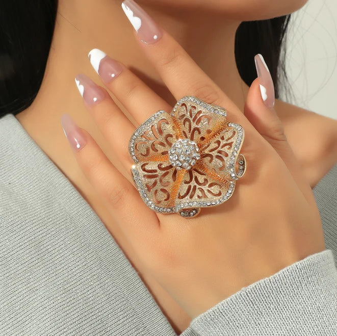 Fashionable NEW EXAGGERATED OPENING STEREO NOBLE TEMPERAMENT VINTAGE Hollow OUT INLAYS DIAMOND Flower BIG Ring