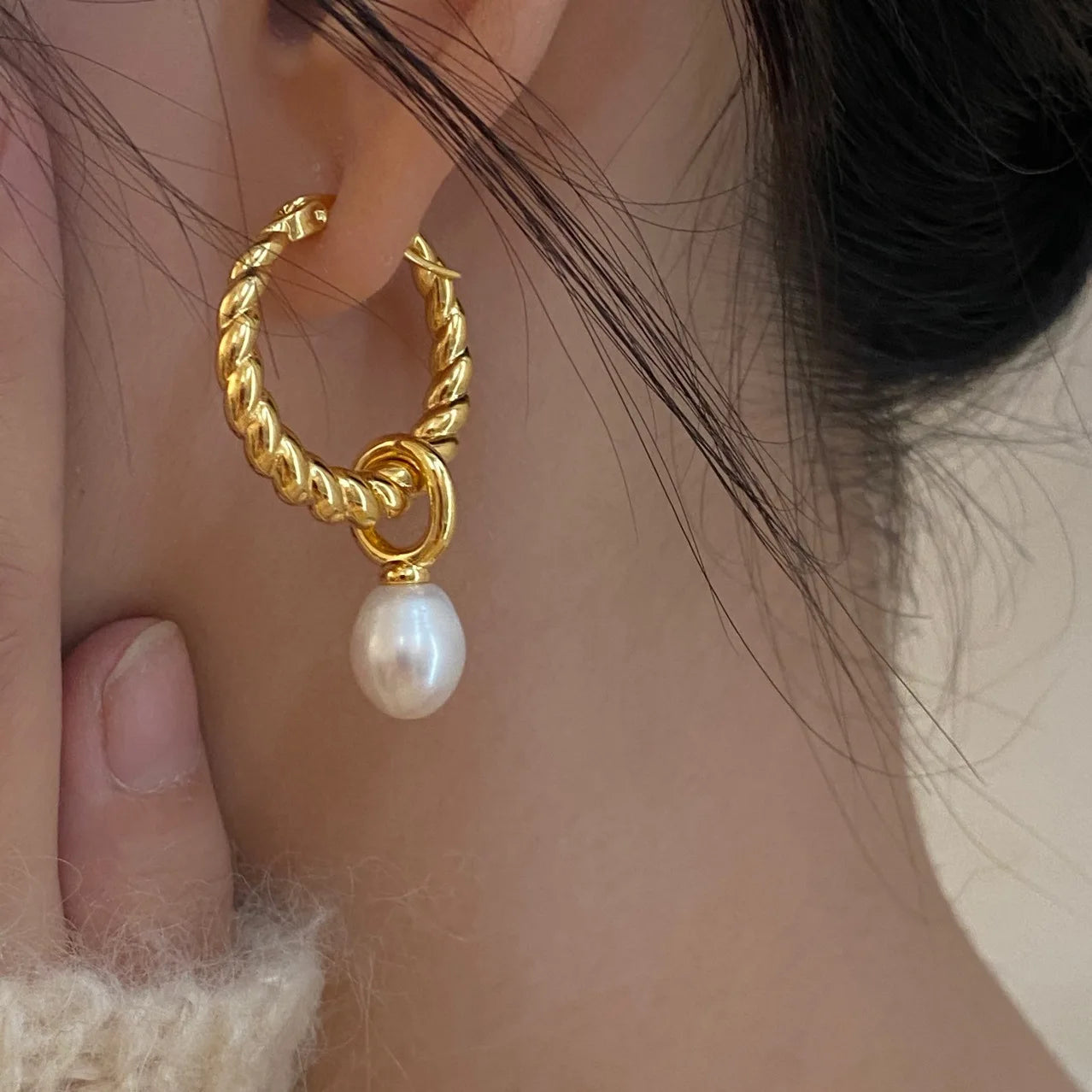 Maiou Fashion Design Vintage 18K Gold Plated Pearl Pendant Twist Hoop Earrings for Women Jewelry
