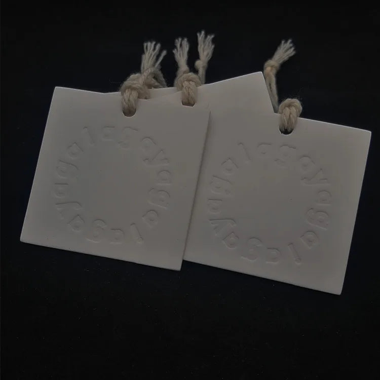 Fashion New Design Embossed Hang Tag Special Own Logo Garment Hangtag