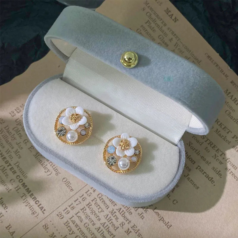 OEM Pearl Rhinestones Stud Earring Garden Jewelry French Elegant Retro Small White Flower Earrings