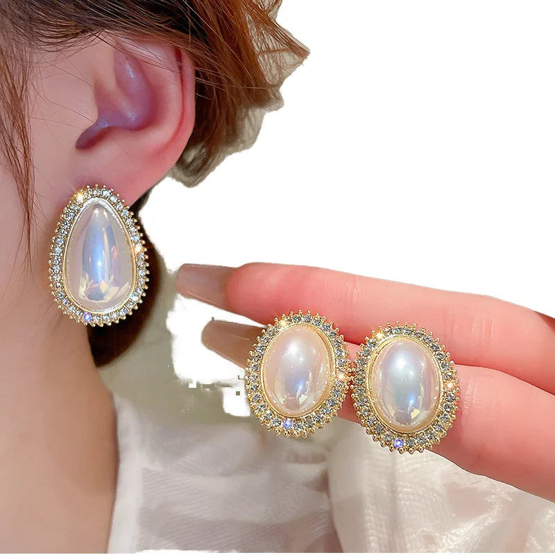 Luxury Shiny Gold-Plated Mermaids Pearl Aretes Geometric Oval Stud Earrings Statement Rhinestone Jewelry for Weddings Parties