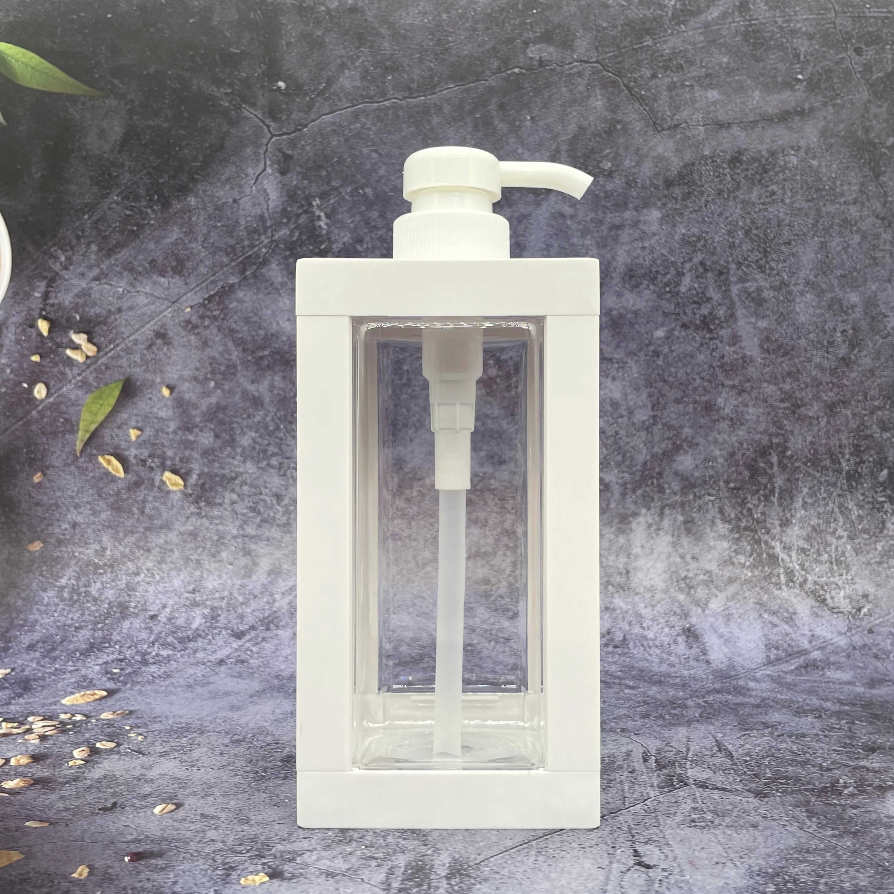 Wholesale 300ml 500ml 750ml PET Unique Black White Orange Cosmetics Custom Printed Lotion Packaging Gold Pump Shampoo Bottle