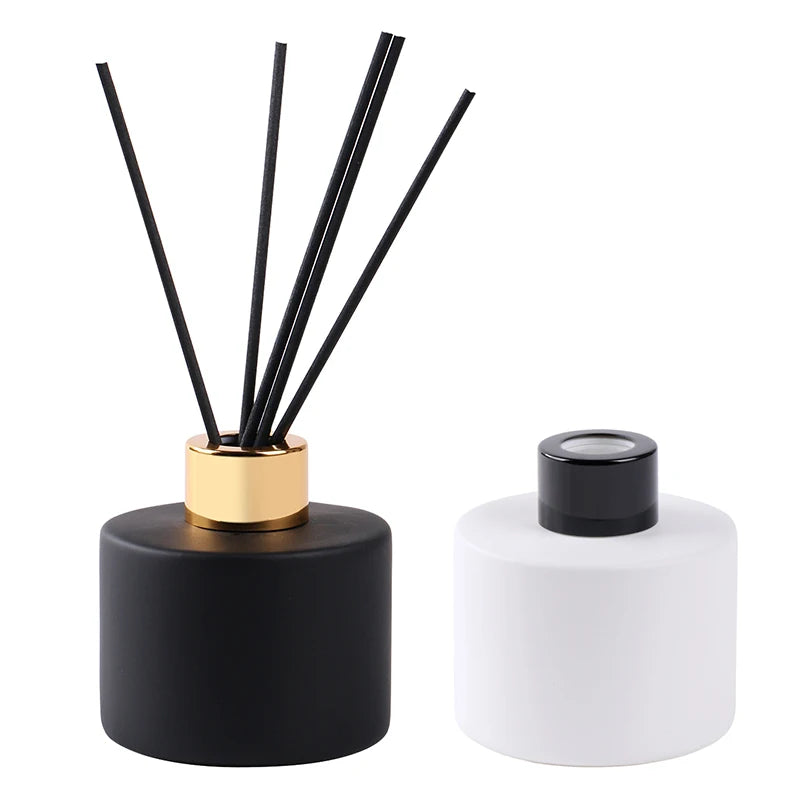 Wholesale Round Cylinder  Empty 150 ml Matte Black Glass Reed Room Diffuser Bottles with Lid