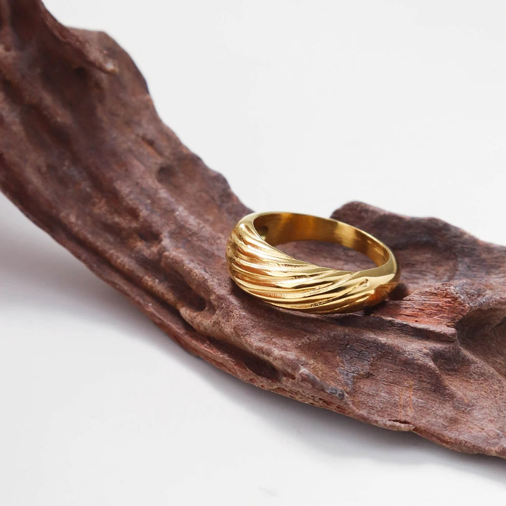 Chris April 316L Screw Thread Wholesale Price Curved Minimal Gold Stainless Steel Dome Ring