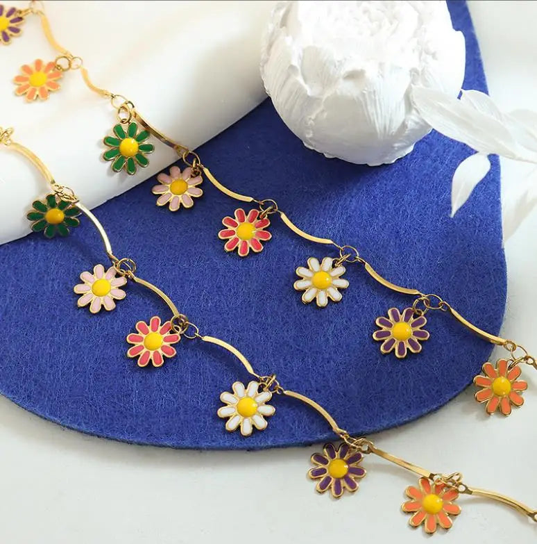 European and American Fashion Women Small Flower Pendant Necklace for Women Cute Flower Necklace Drop Oil
