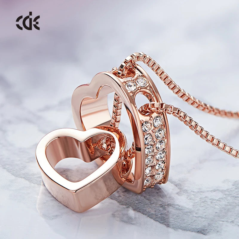 CDE P0900 Custom Female Double Heart Pendant Necklace Classic Gold Alloy Link Chain Heart Shaped Jewelry for Women