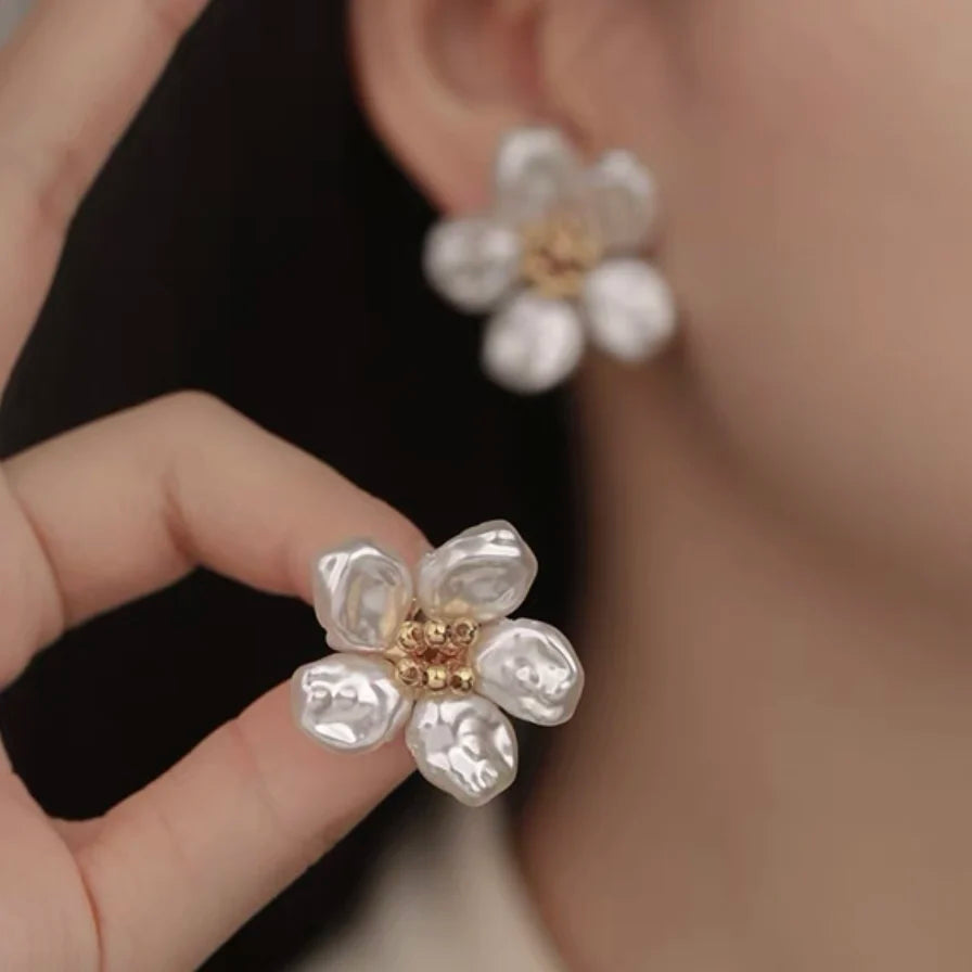 Wholesale Custom French Flower Pearl Stud Earrings 18K Gold Plated Vintage Baroque Pearl Stud Earrings