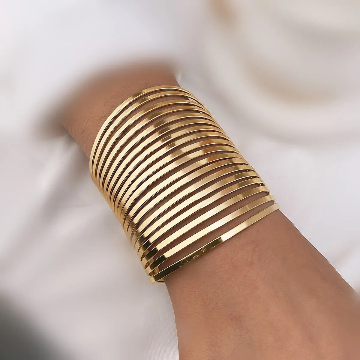 Custom Fashion Gold Handicraft Wide Geometric Bangle Bracelet Gold Smooth Face Bracelet for Women Jewelry Set