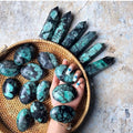 Hot Sale Ying Lai Jewelry YL-885 Natural Crystal Healing Raw Stones Emerald Crystal Quartz Polished Heart Shape Feng Shui Home