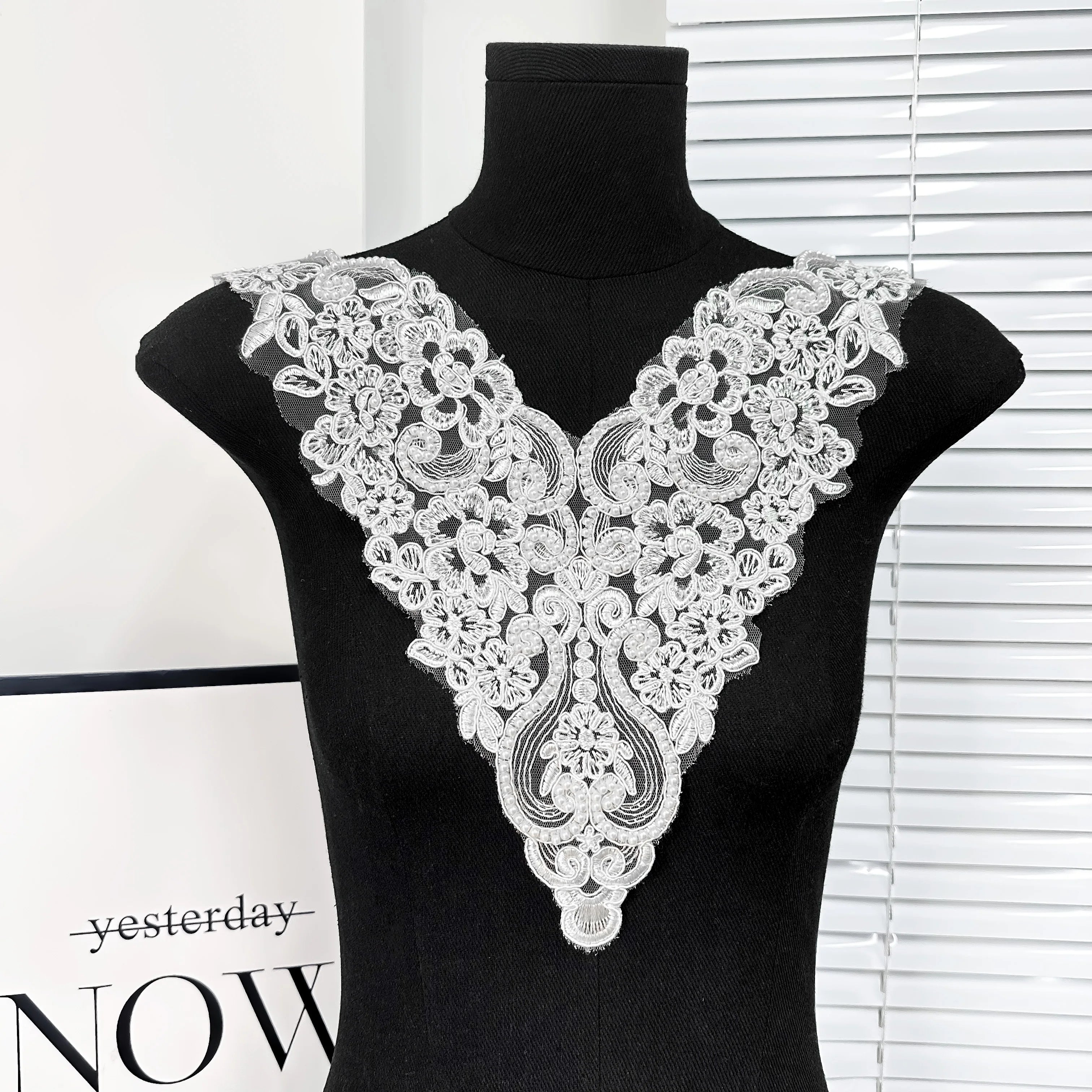 Wholesale White Embroidery Lace Collar Applique V-Neck Front Neckline Patch for European Bridal Gowns African Dresses
