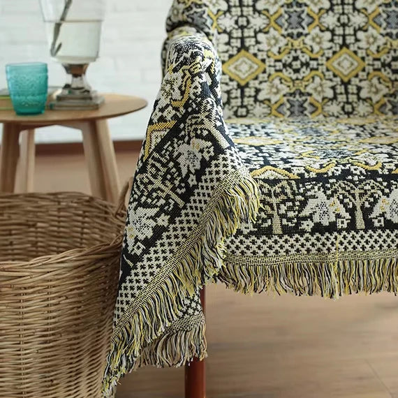 Double Weaved Raschel Tapestries in Retro European Style Adult Size Easy-to-Handle Dirt Resistant Blankets Animal Tassel Pattern