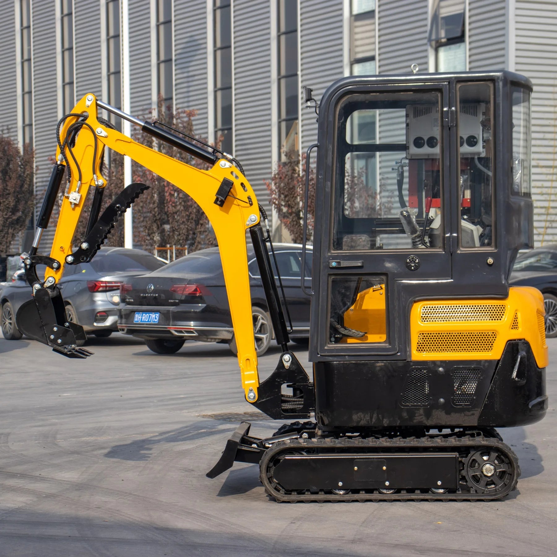 HIGHTOP Earthmoving Machinery Diggers Excavator Machine 1.8 Ton Hydraulic pilot Operation Mini Small Excavator