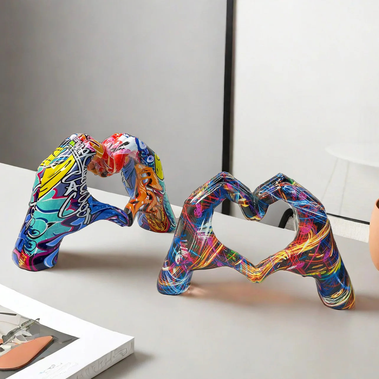 Wholesale Customizable Resin Heart Hands Statue Romantic Home Decor Gift for Bulk Orders