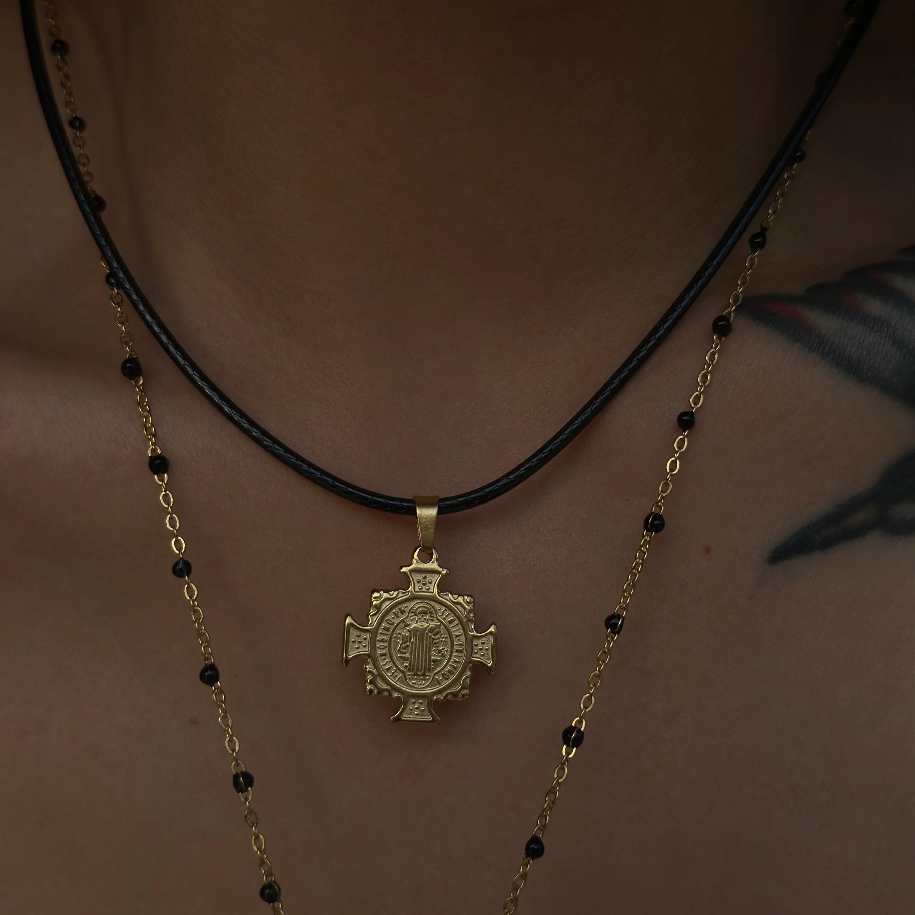 2023 Dazan Summer New 18k Pvd Gold Plated Stainless Steel Boho Hawaiian Beach Design Cross Pendant Leather Rope Necklace Women