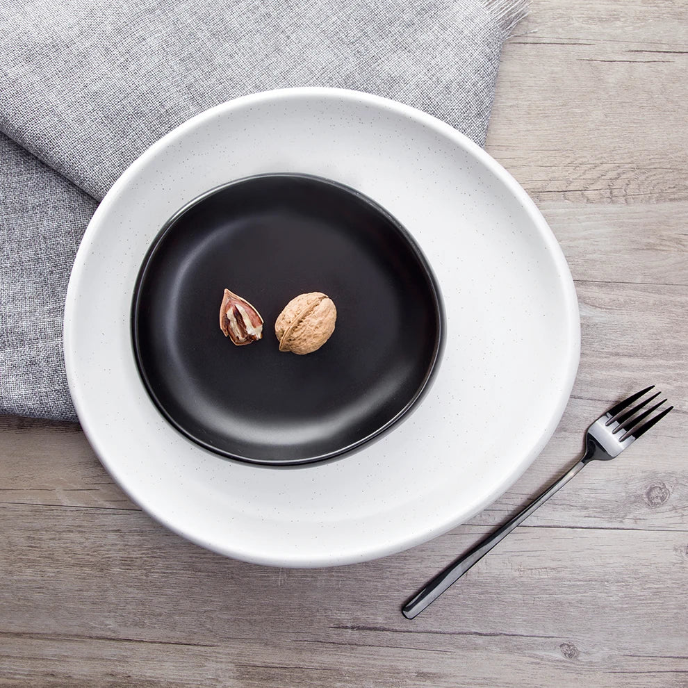 Factory Supplier's Matte Black Deep Round Ceramic Dessert Plate Japanese Style Wedding Party Multipurpose Restaurant Tableware