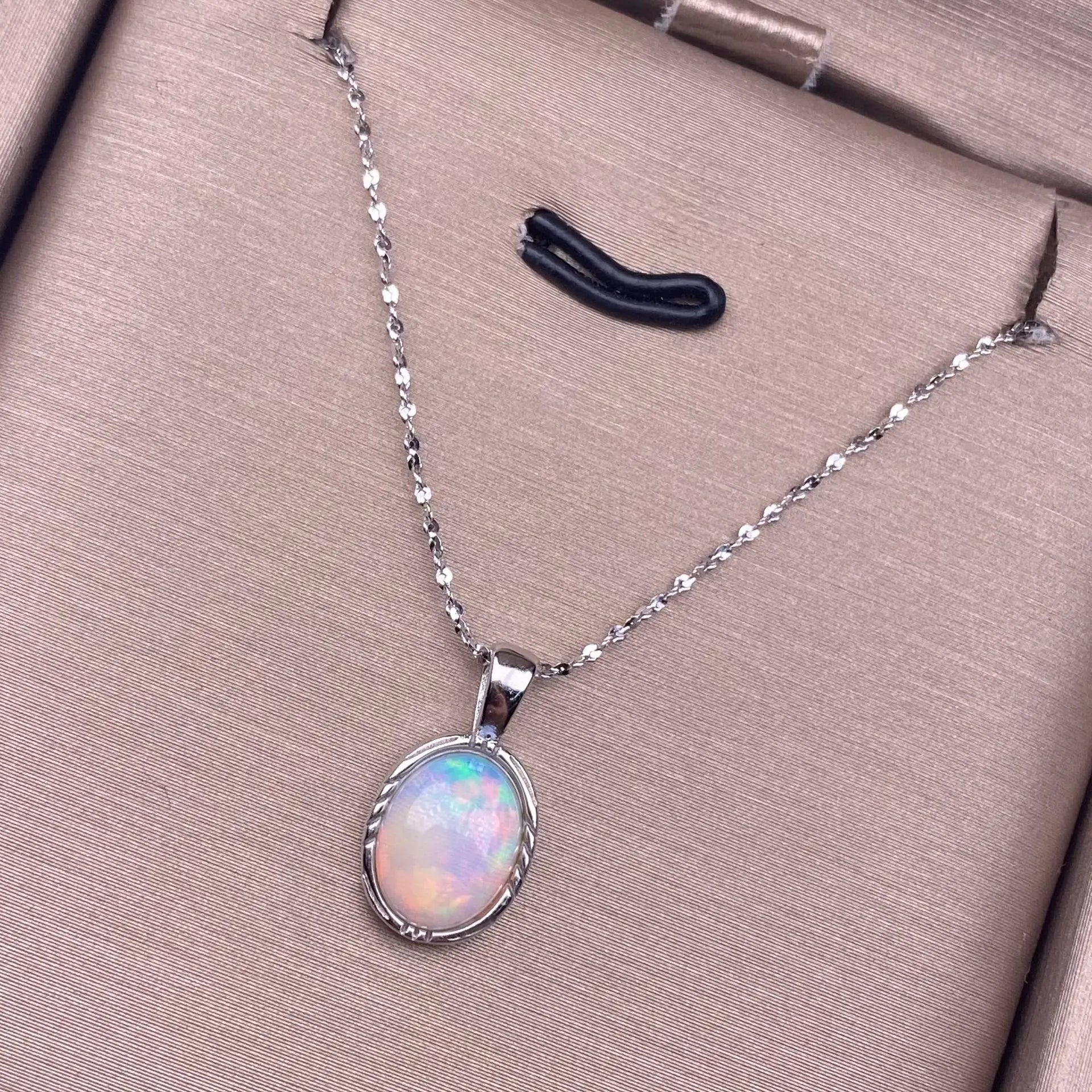 2025 Fashion Jewelry Natural Opalite Oval Pendant 925 Silver Necklace Gold Plated Bezel High Quality Opal Necklace for Women