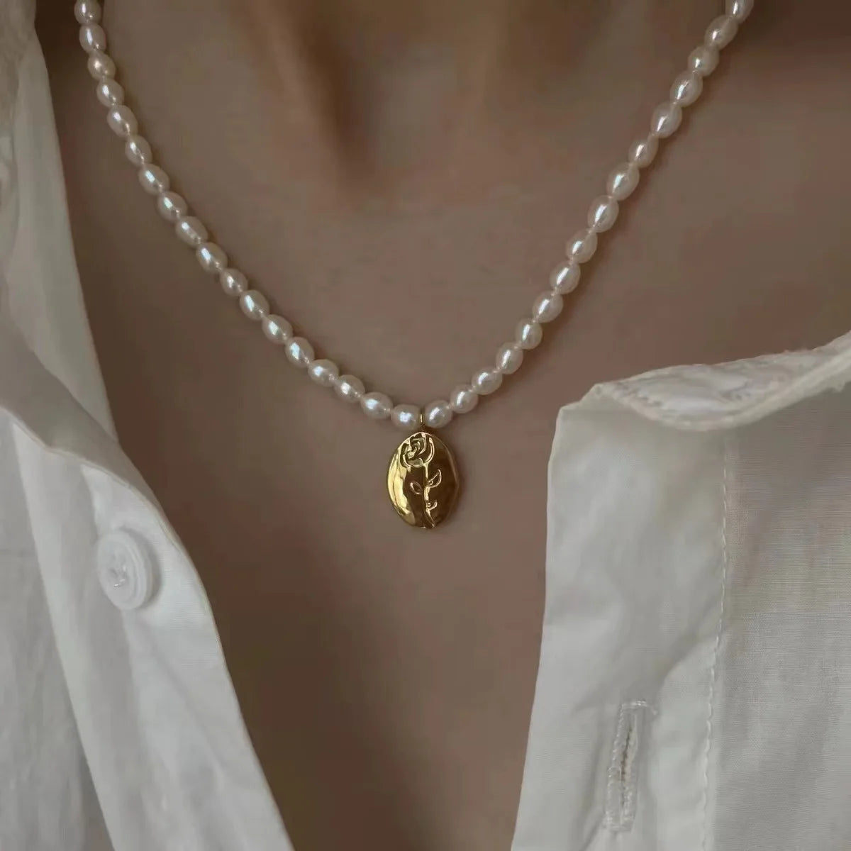 Elegant Natural Baroque Pearl Choker Necklace Gold Plated Irregular Pearl Oval Embossed Rose Flower Pendant Necklace