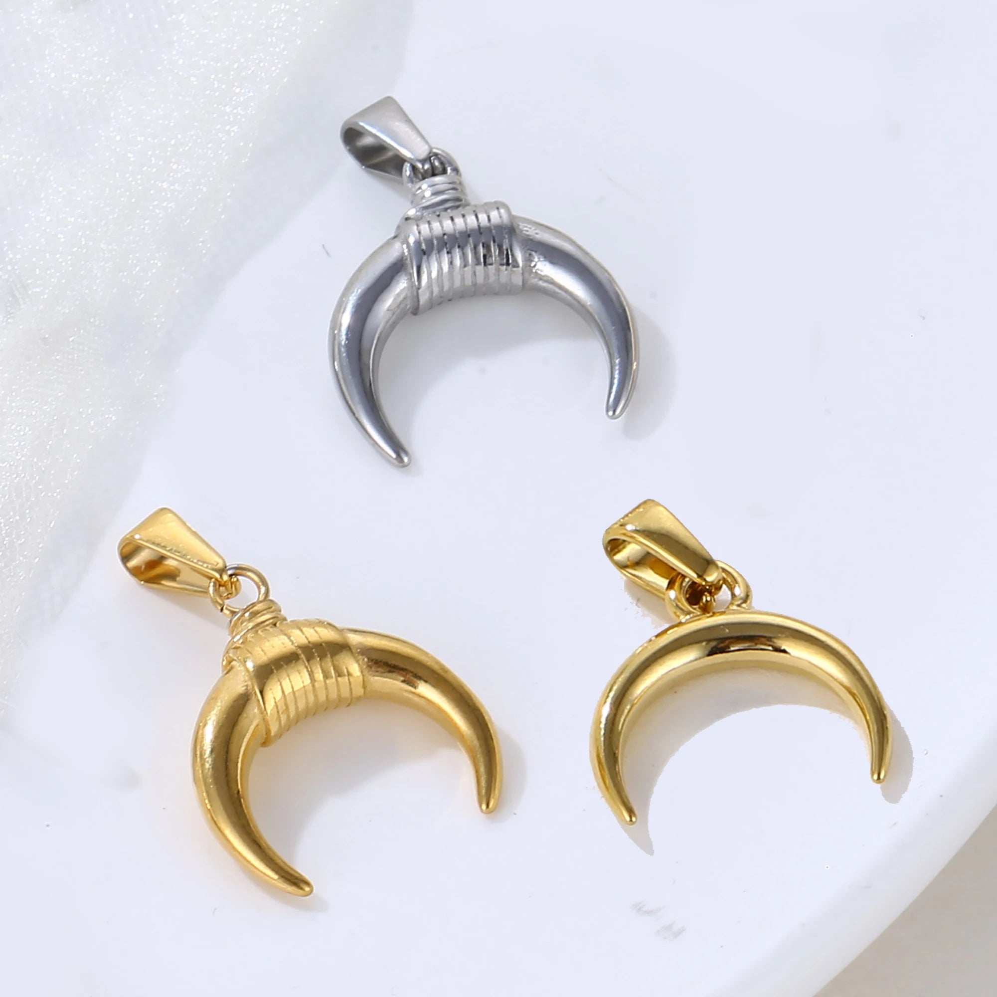 18k Gold Plated Dainty Minimalist Crescent Moon Horn Pendant Jewelry for Women Stainless Steel Non Tarnish Half Moon Pendant