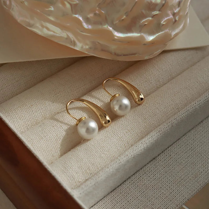 A High-end Pair of Two Pearl Earrings with a Niche Design Sense