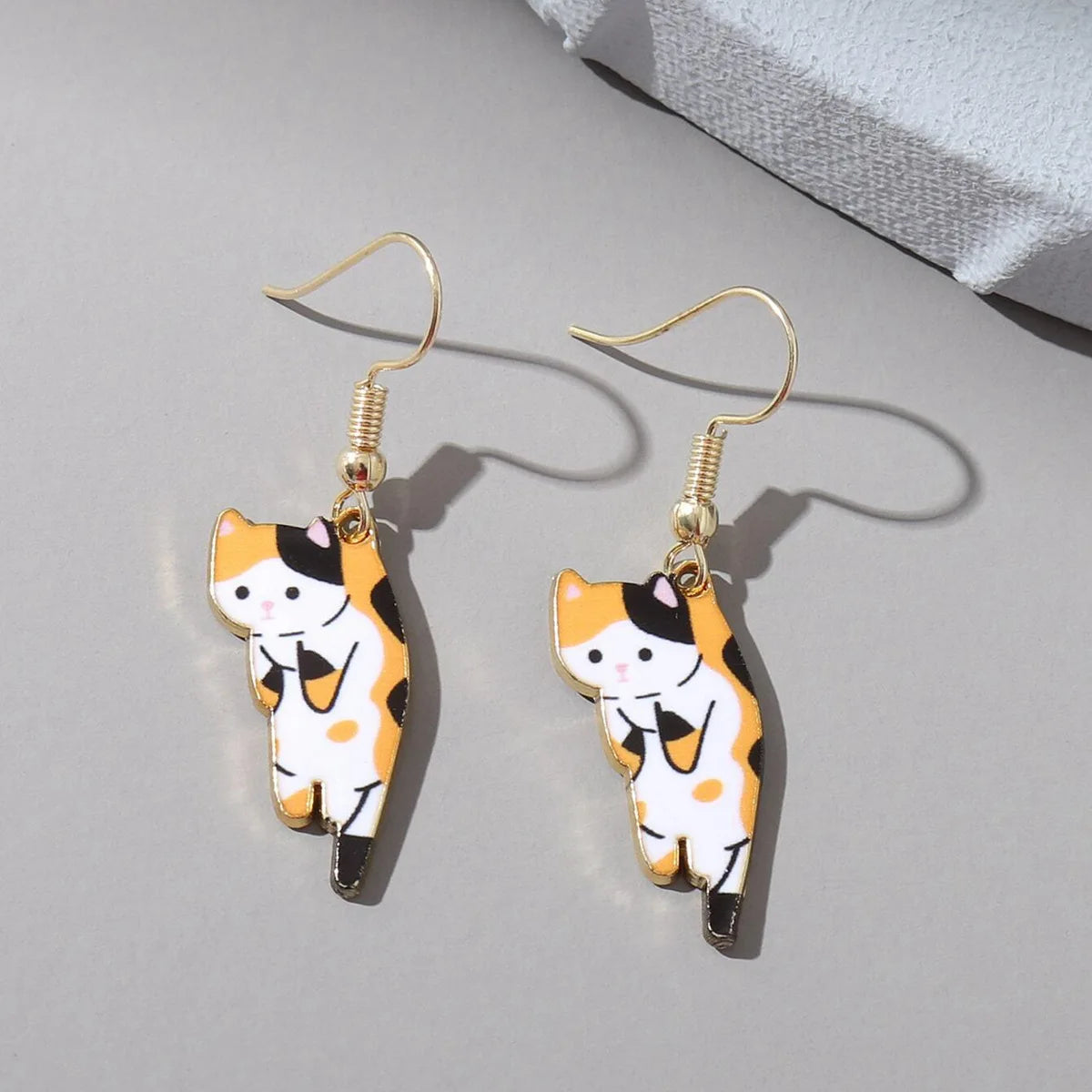 Funny Cute Animal Earrings Lazy Cat Dangle Earrings Minimalist Multicolor Cat Drop Earrings for Women and Girls